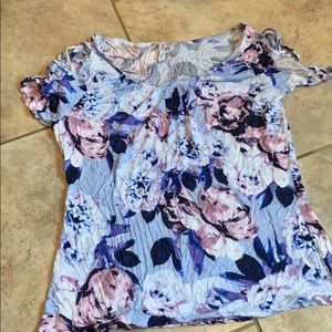 Floral T-shirt with stylish sleeves